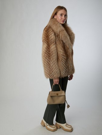 Укороченная шуба из меха лисы