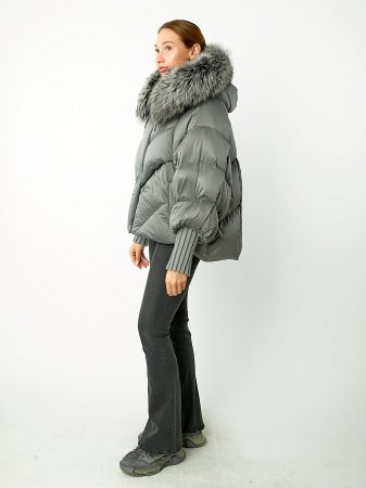 Стильный пуховик с капюшоном и отделкой мехом лисицы