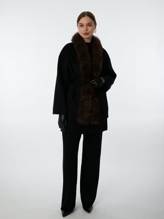 Стильное короткое пальто с отделкой из песца