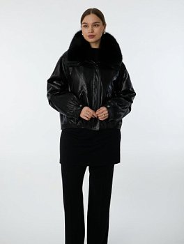 Куртка из натуральной кожи с высоким воротником и отделкой из меха песца