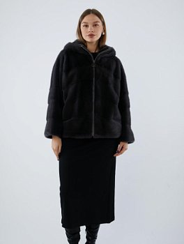 Укороченная шуба из меха норки с капюшоном