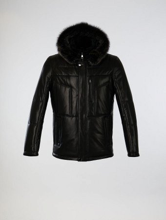 Кожаный пуховик с капюшоном и отделкой мехом енота