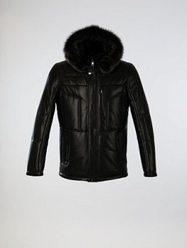 Кожаный пуховик с капюшоном и отделкой мехом енота