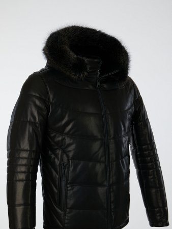 Кожаный пуховик с капюшоном и отделкой мехом енота