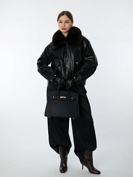 Куртка из натуральной кожи с высоким воротником и отделкой из меха песца