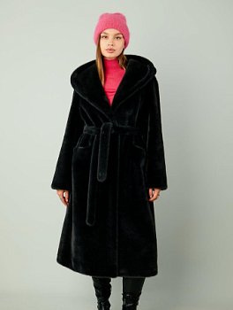 Шуба из эконорки с капюшоном и поясом