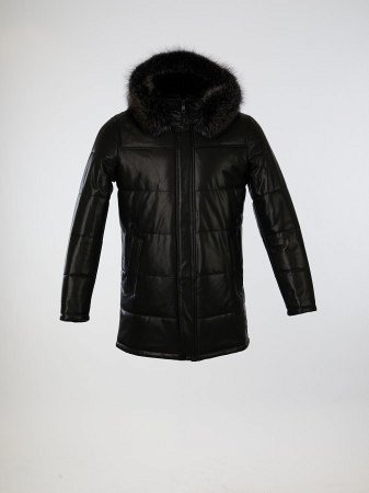 Удлиненный кожаный пуховик с капюшоном и отделкой мехом енота