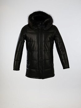 Удлиненный кожаный пуховик с капюшоном и отделкой мехом енота