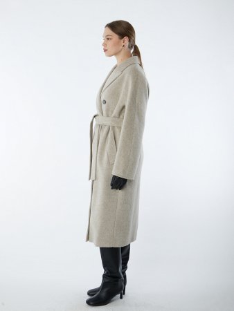 Двубортное пальто с английским воротником и поясом