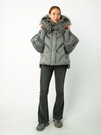 Стильный пуховик с капюшоном и отделкой мехом лисицы