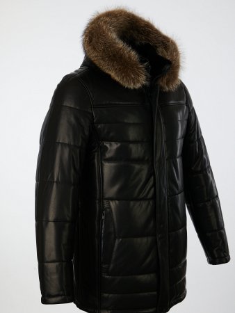 Удлиненный кожаный пуховик с капюшоном и отделкой мехом енота