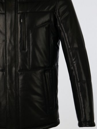 Кожаный пуховик с капюшоном и отделкой мехом енота