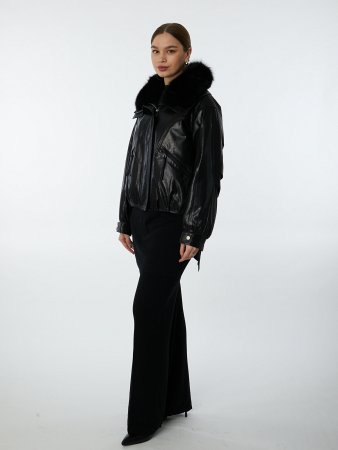 Куртка из натуральной кожи с высоким воротником и отделкой из меха песца