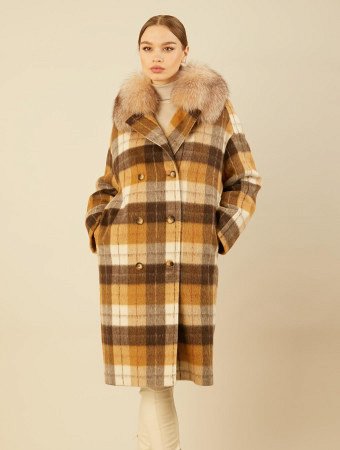 Зимнее двубортное пальто с отделкой мехом лисицы