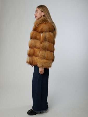 Укороченная шуба из меха лисы
