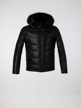 Кожаный пуховик с капюшоном и отделкой мехом енота
