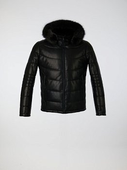 Кожаный пуховик с капюшоном и отделкой мехом енота
