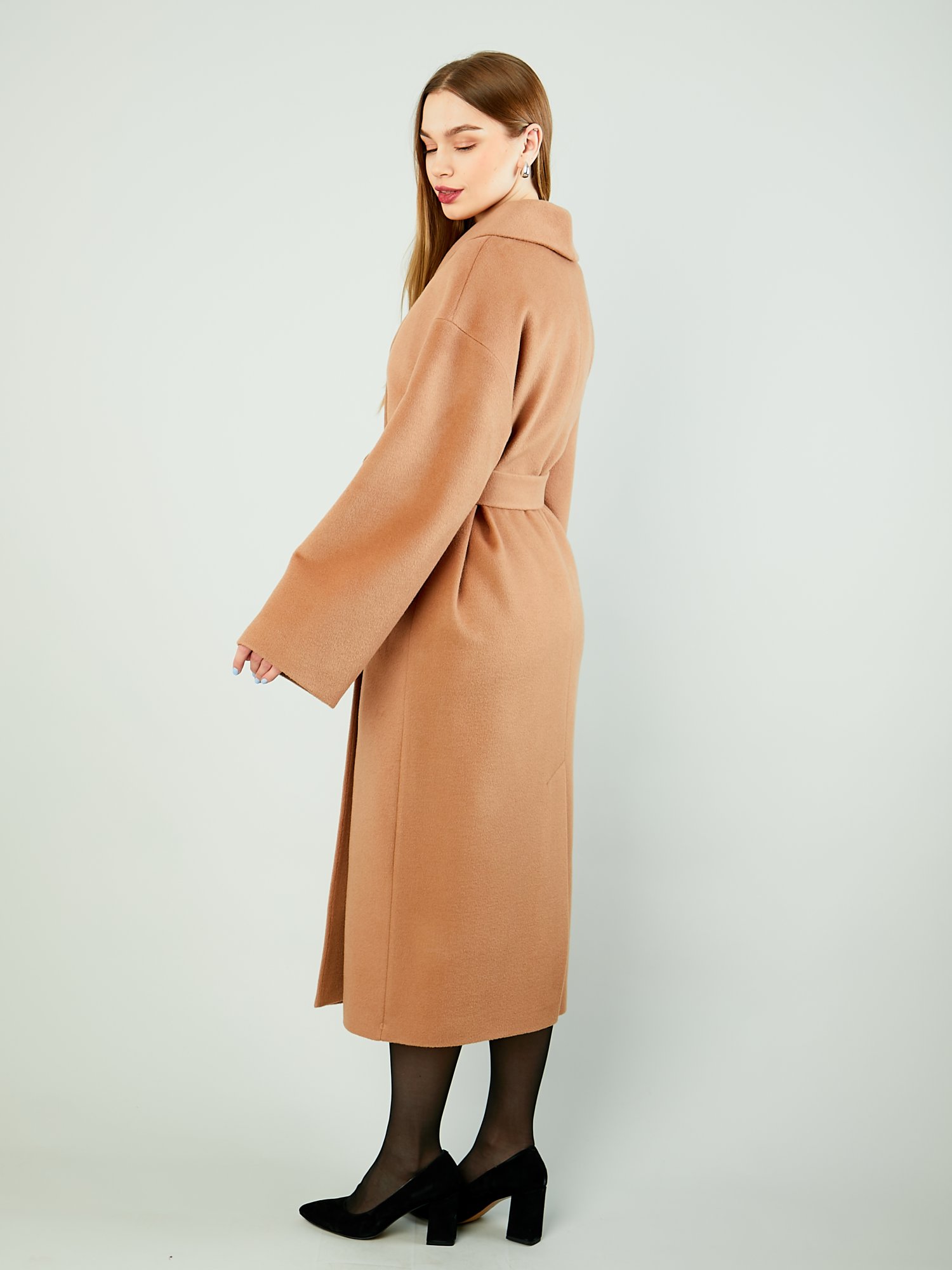 Демисезонное пальто с шалевым воротником и поясом 