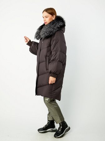 Удлиненный пуховик с капюшоном и отделкой из лисы