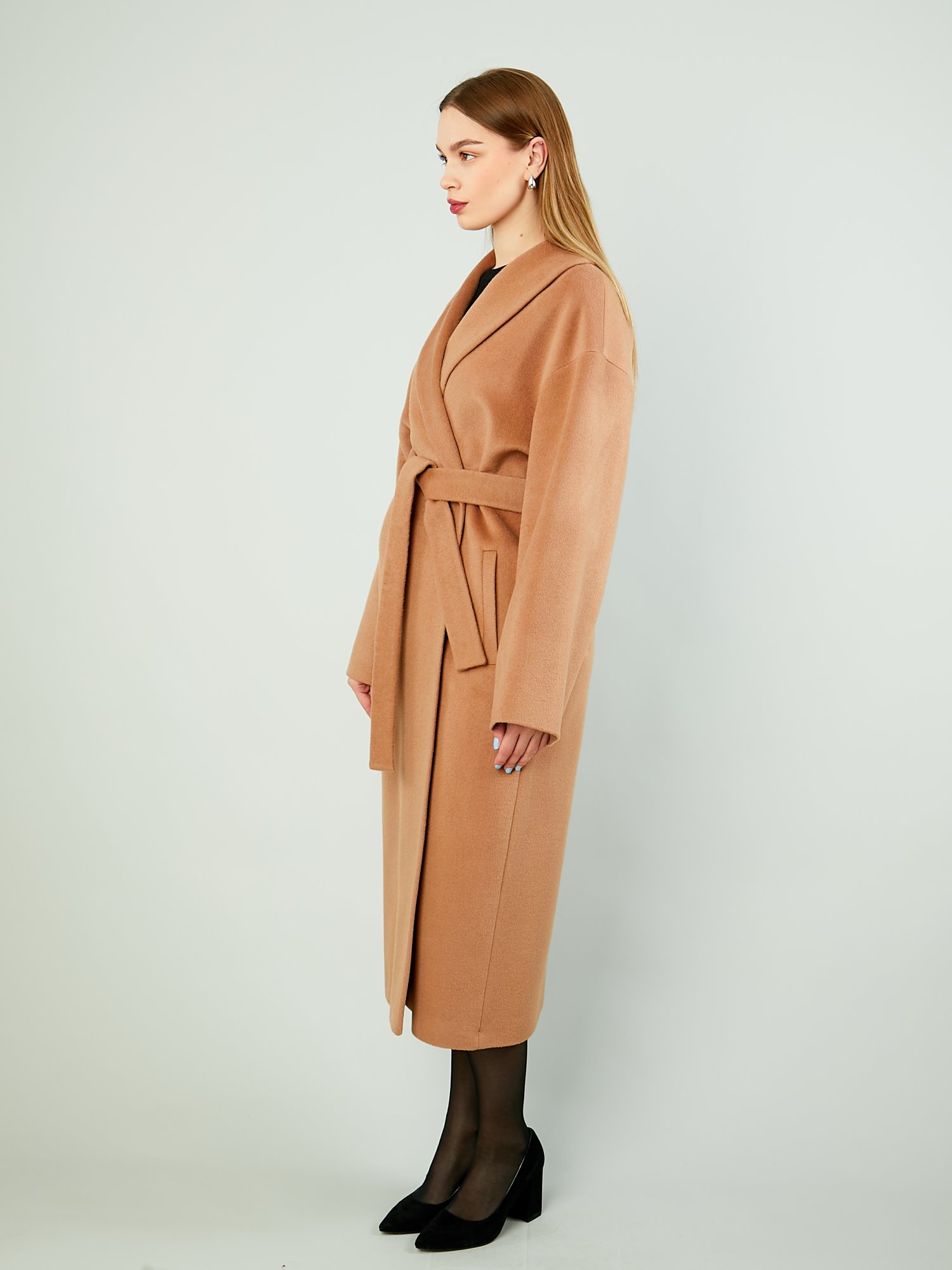 Демисезонное пальто с шалевым воротником и поясом 