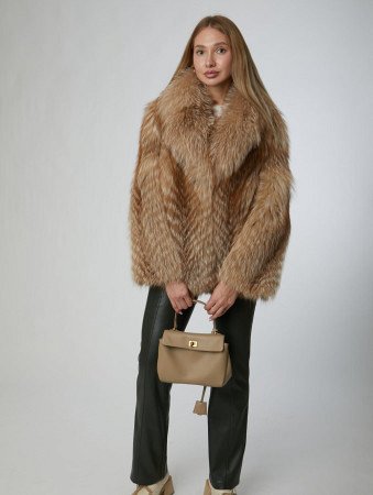 Укороченная шуба из меха лисы