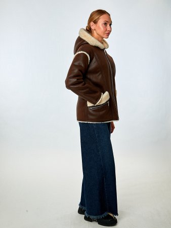 Укороченная экодубленка с капюшоном