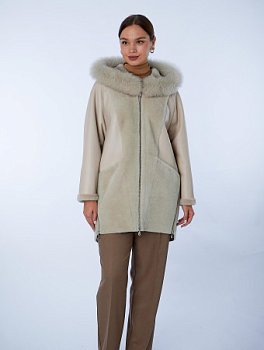 Укороченная дублёнка с капюшоном