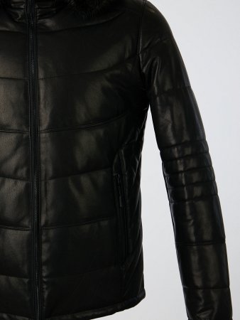 Кожаный пуховик с капюшоном и отделкой мехом енота