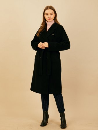 Двубортное пальто с английским воротником и поясом