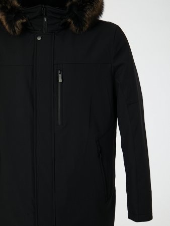 Пуховик с капюшоном и отделкой енота