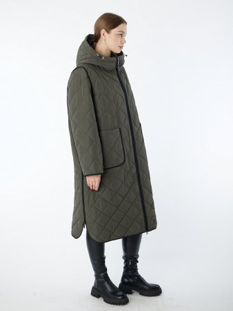 Стеганный плащ с каюшоном переходящим в стойку
