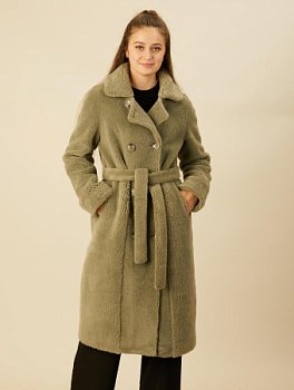 Двубортное меховое пальто с отложным воротником и поясом