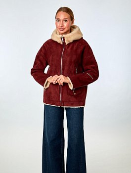 Укороченная экодубленка с капюшоном