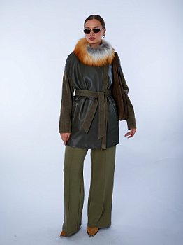 Куртка из натуральной кожи с отделкой из меха лисицы