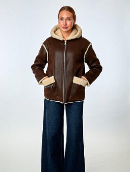 Укороченная экодубленка с капюшоном