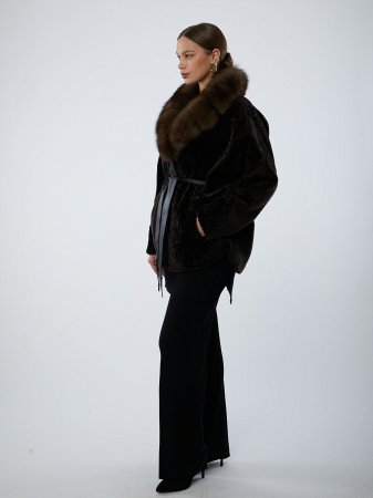 Укороченная шуба из астрагана с английским воротником