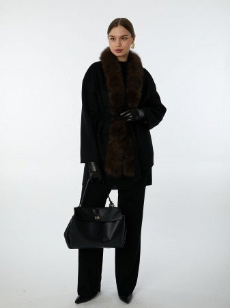 Стильное короткое пальто с отделкой из песца