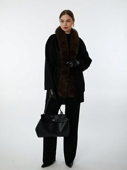 Стильное короткое пальто с отделкой из песца