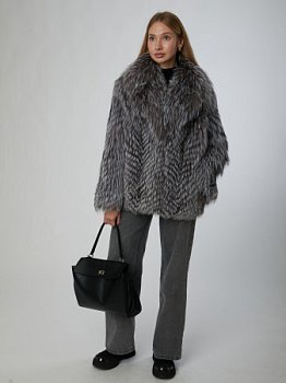 Укороченная шуба из меха чернобурой лисы