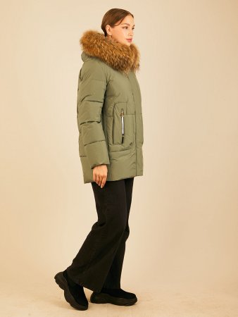 Зимняя куртка с отделкой из меха енота на капюшоне