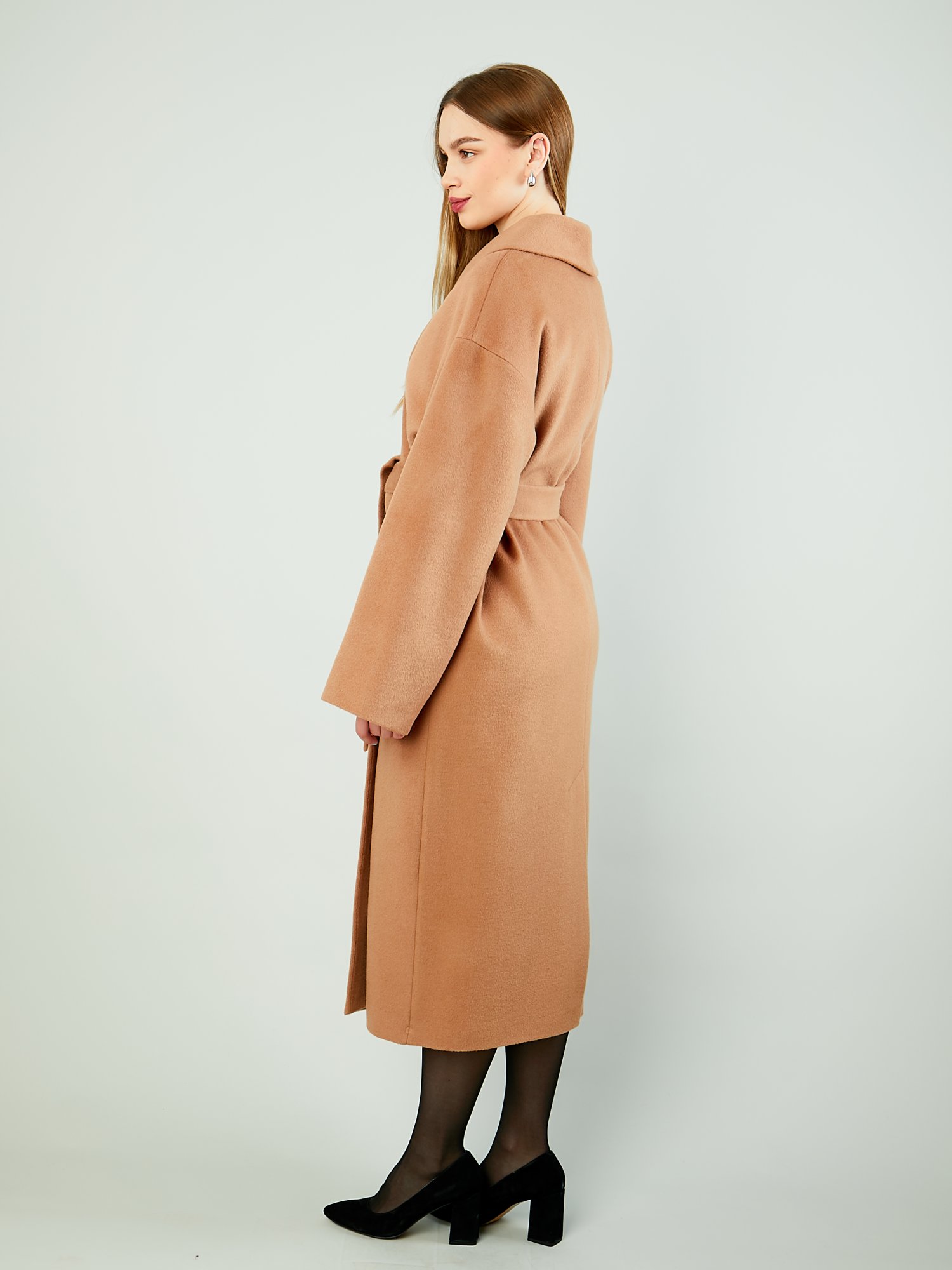 Демисезонное пальто с шалевым воротником и поясом 