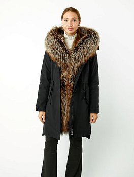 Удлиненная парка с отделкой мехом лисы