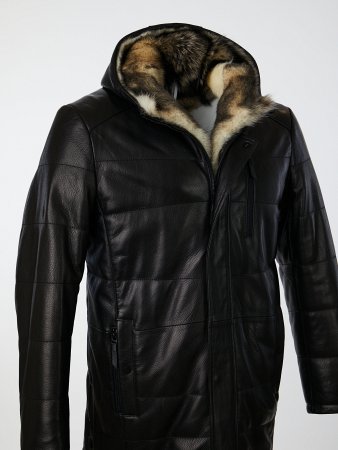 Кожаная куртка с капюшоном и мехом волка