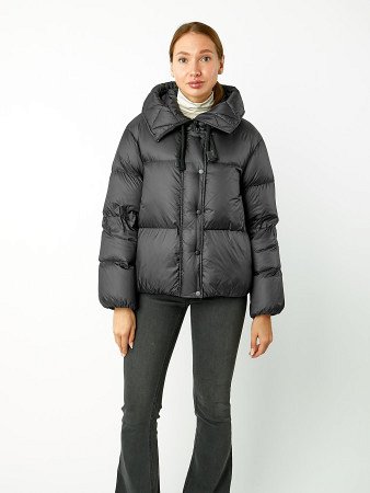 Укороченный пуховик с капюшоном