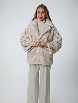 Укороченная шуба из меха норки с англиским воротом