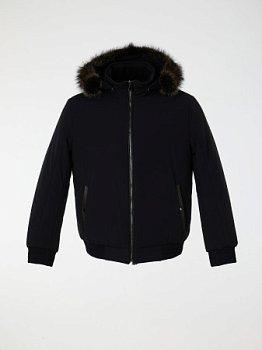Укороченный пуховик с капюшоном и отделкой енота