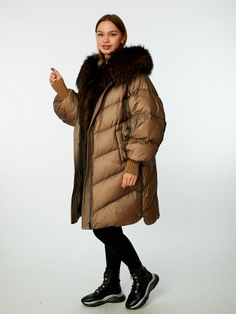 Пуховик с капюшоном и отделкой мехом лисицы