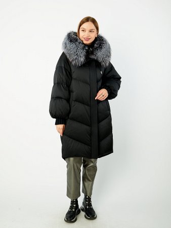 Удлиненный пуховик с капюшоном и отделкой из лисы