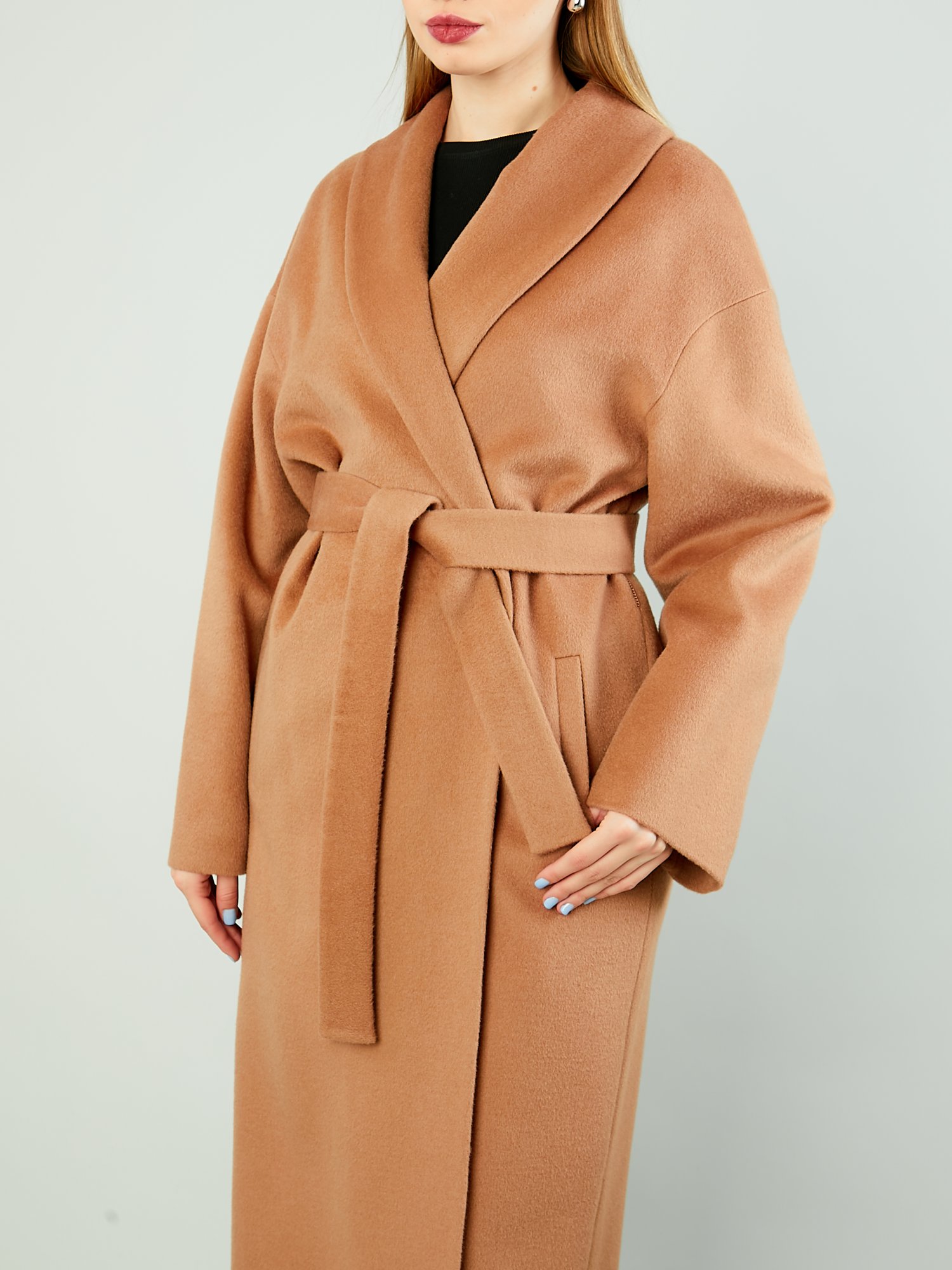 Демисезонное пальто с шалевым воротником и поясом 