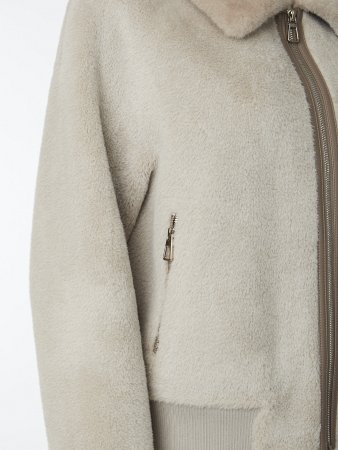 Укороченная экодубленка с отложным воротником